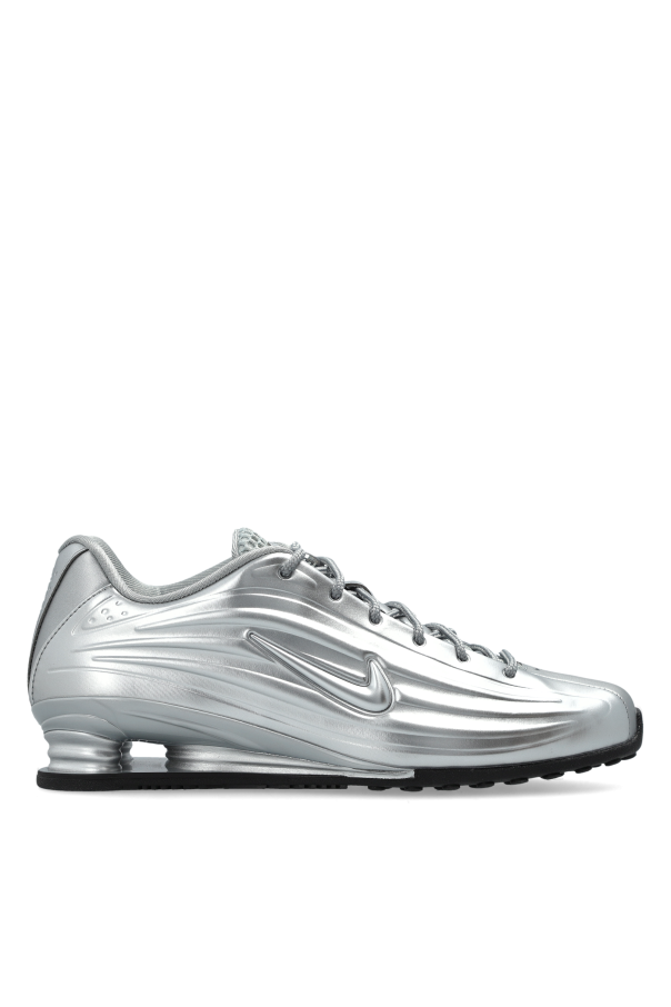 Sports shoes 