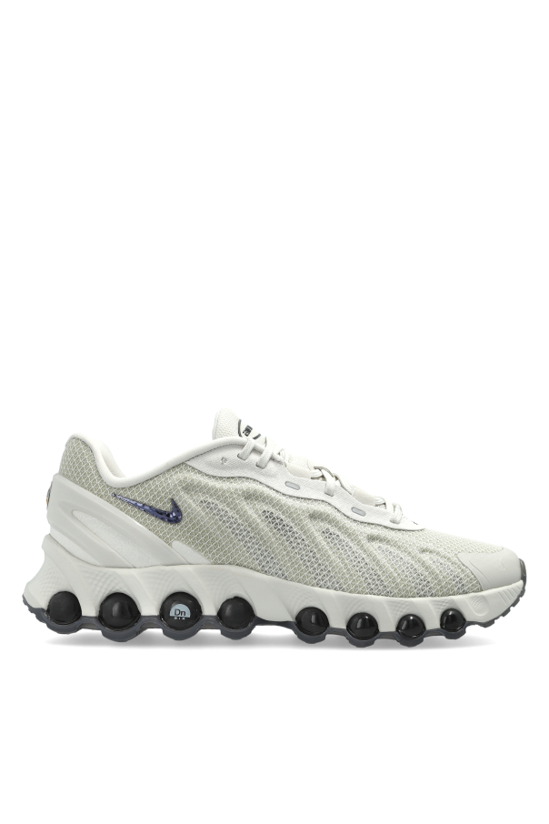 Sports shoes 