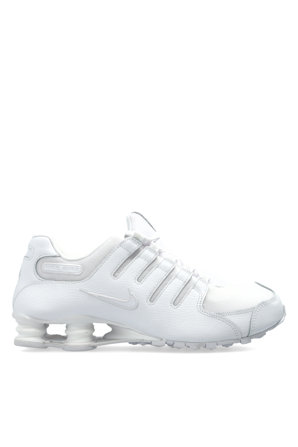 Sports shoes 