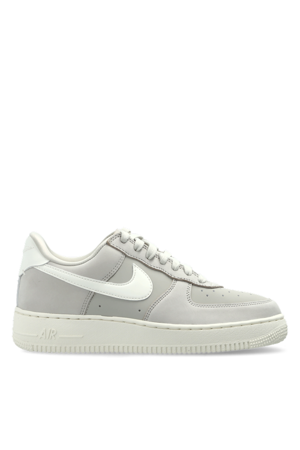‘Air Force 1 Retro’ sports shoes od Nike