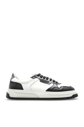 Sports shoes with logo