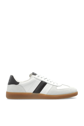 Sports shoes with logo