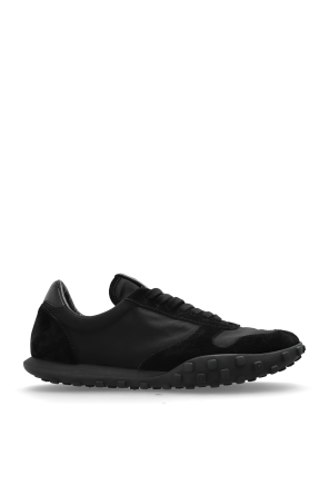 Sports shoes