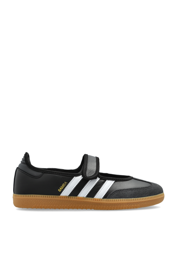 Sports shoes 