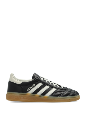 Sports shoes 
