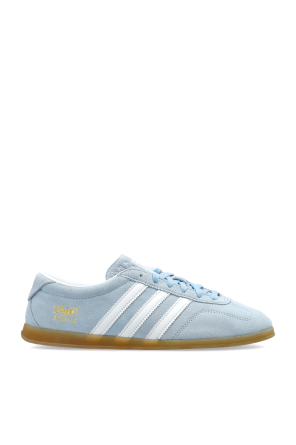 Sports shoes 