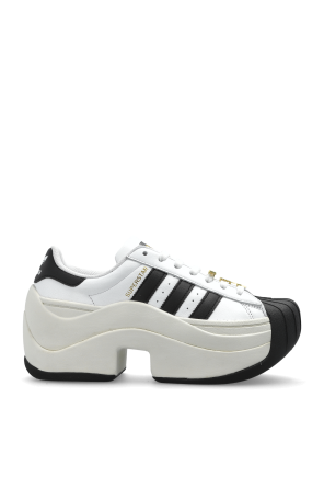 Sports shoes on the ‘Superstar Bold’ platform