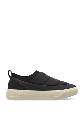 Sports shoes with logo patch