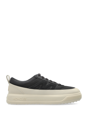 Sports shoes with logo