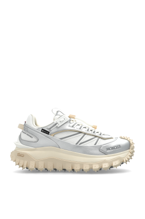 Sports shoes 