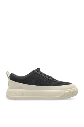 Sports shoes with logo