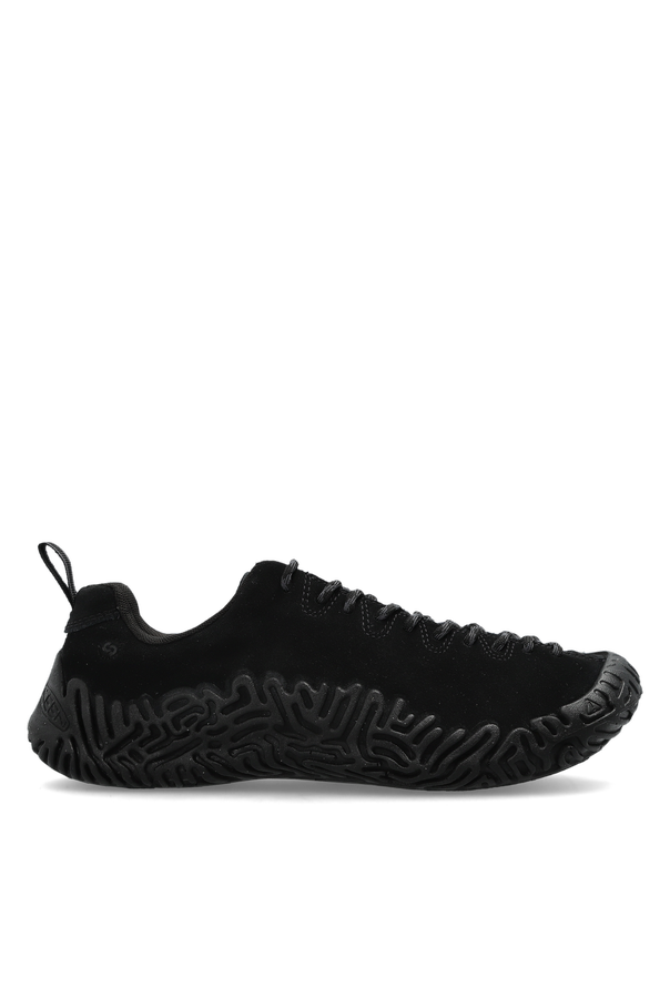 Suede sports shoes 
