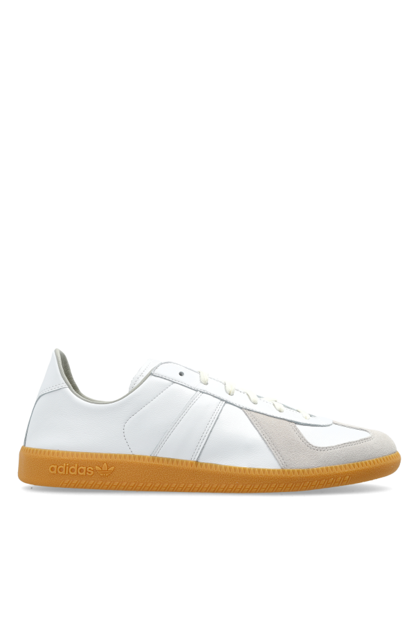 Sports shoes 