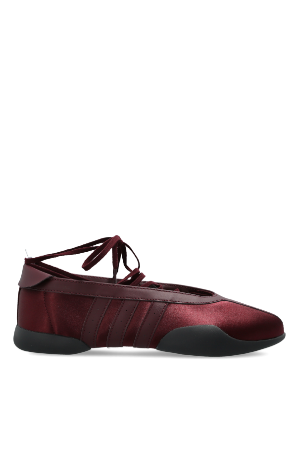 Sports shoes 