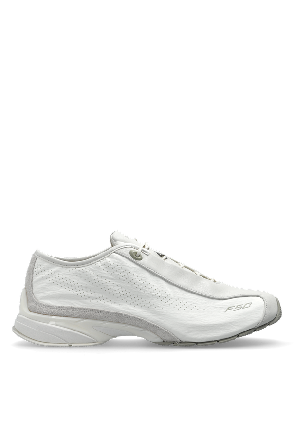 Sports shoes 