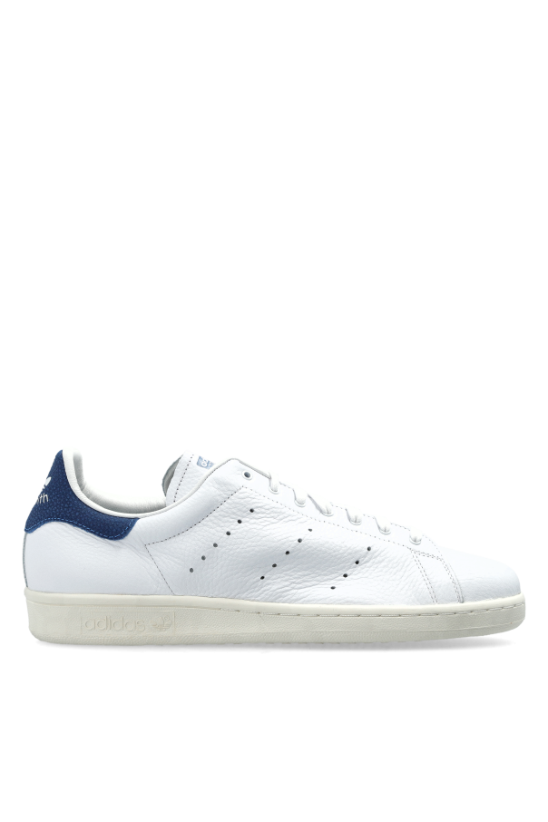 Sports shoes 