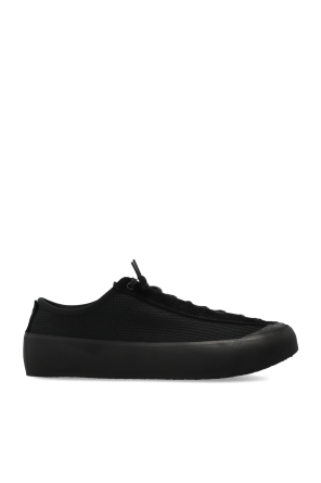 Deportivas con parche de logo