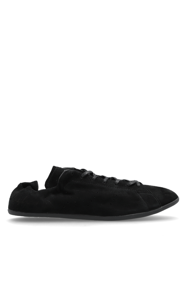 Suede sports shoes 