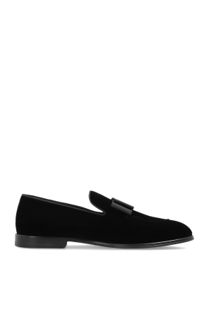 Samtige Schuhe vom Typ „Loafers“