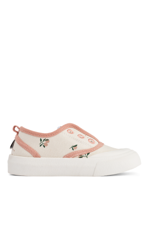 Sports shoes