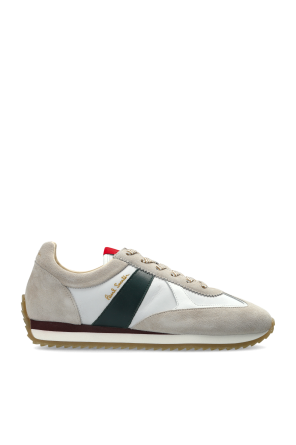 Sports shoes with logo