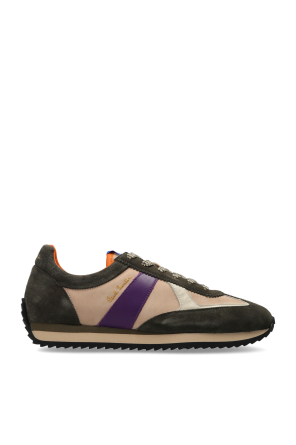 Sports shoes with logo