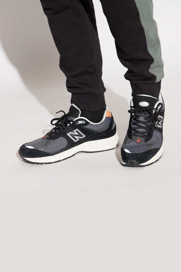New Balance ‘M2002REB’ sneakers