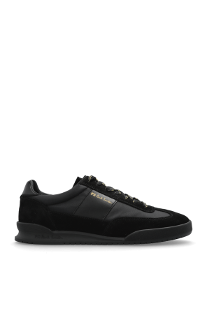 Sports shoes with logo