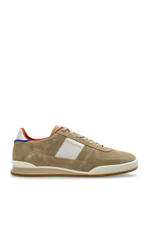 Sports shoes with logo