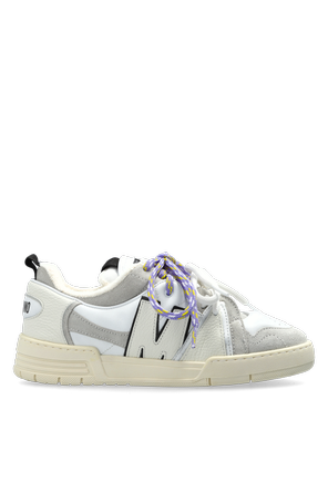 Sports shoes with logo