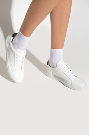 ‘retro low’ sneakers od Common Projects
