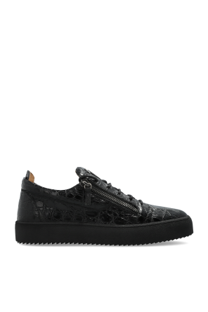Sports shoes
