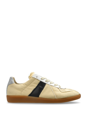 Sports shoes