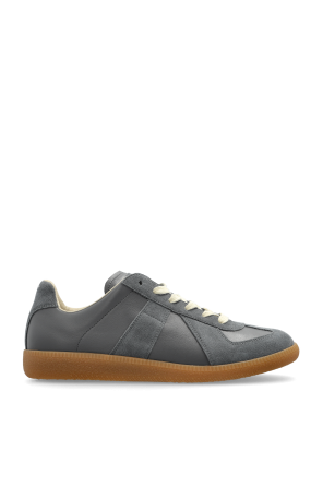 Sports shoes