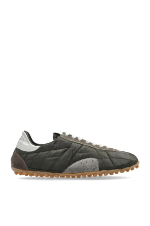 Sports shoes