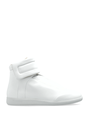 Sports shoes above the ankle