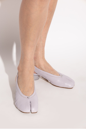 Leather heeled shoes with a "tabi" toe od Maison Margiela