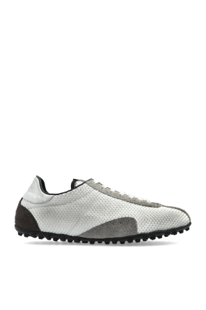 Sports shoes