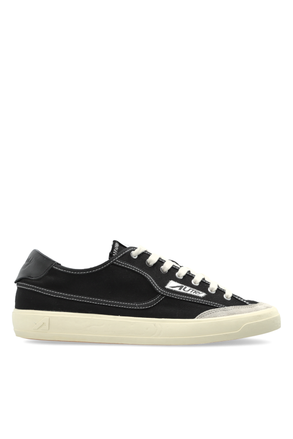 Sports shoes 