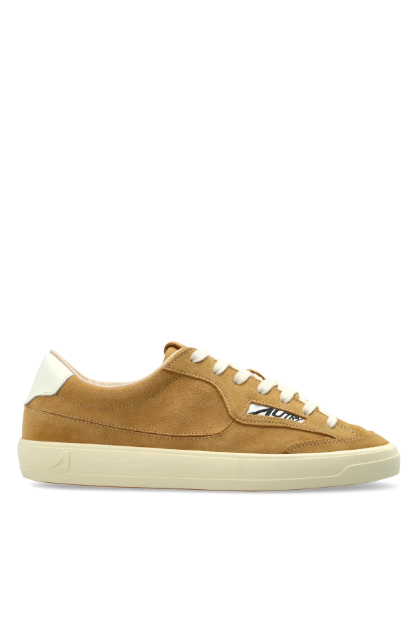 Sports shoes 