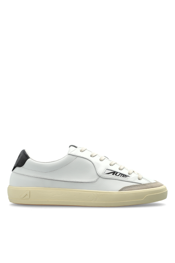 Sports shoes 