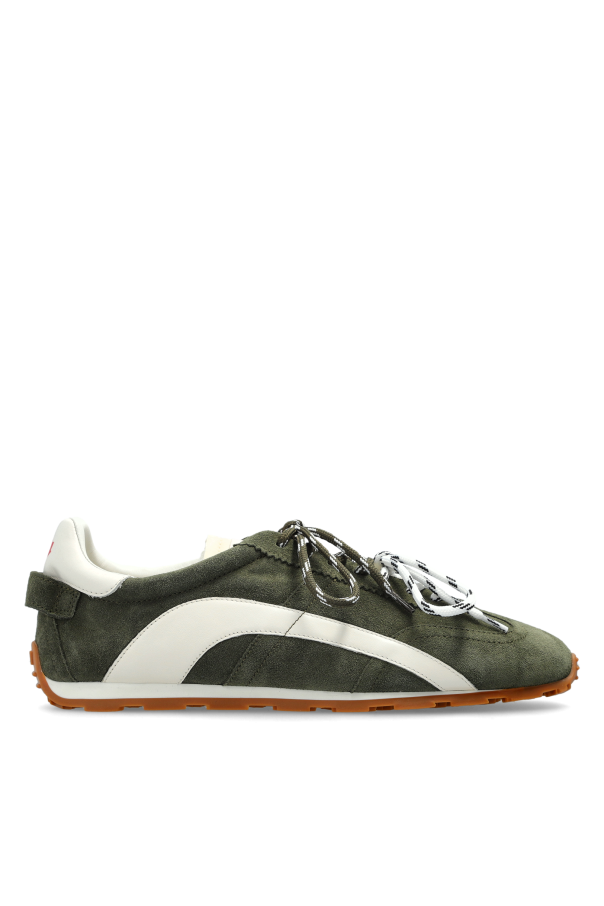 Sports shoes 