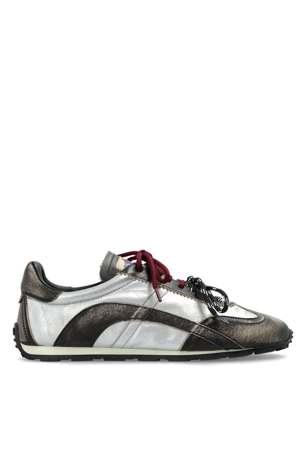 Sports shoes 