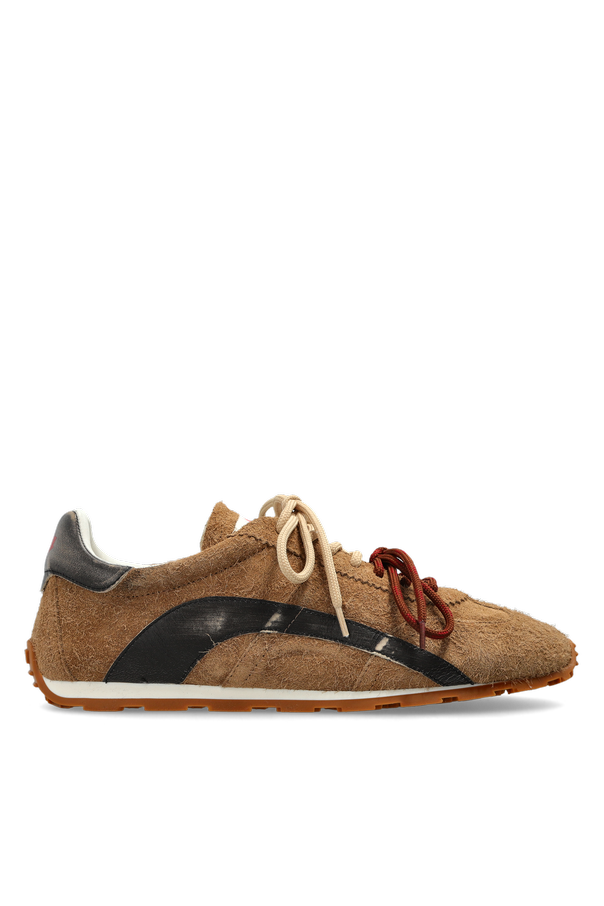 Sports shoes 