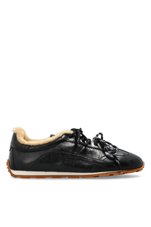 Sports shoes 