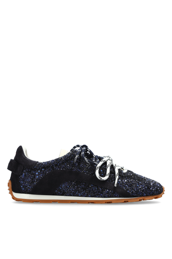 Sports shoes 