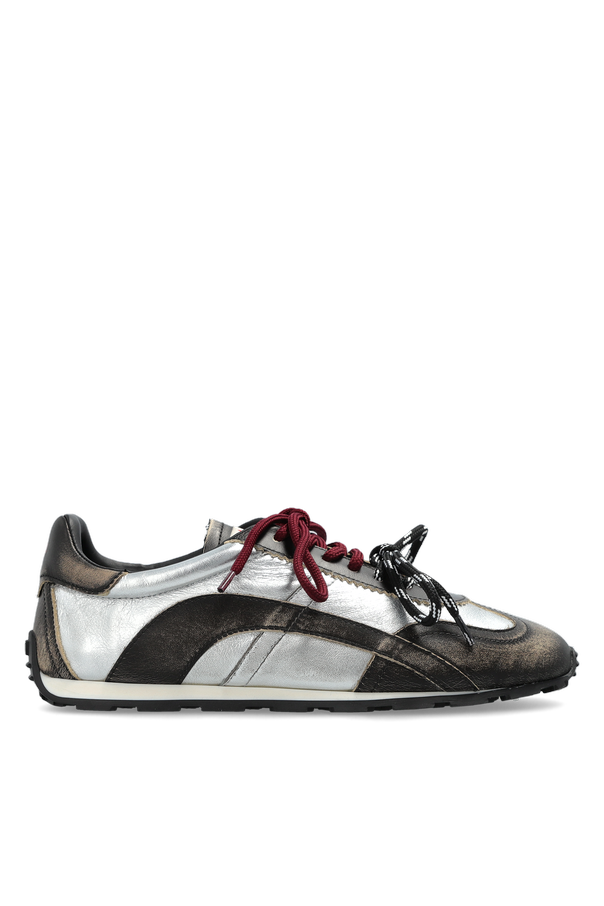 Sports shoes 