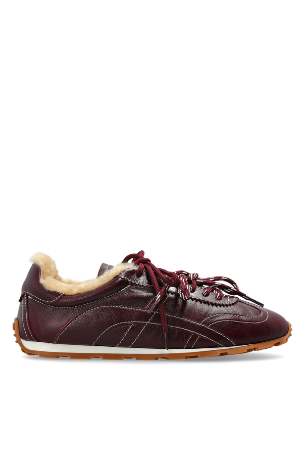 Sports shoes 
