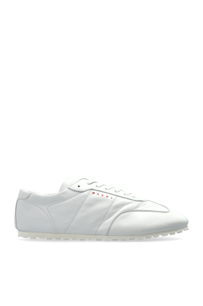 Sports shoes with logo