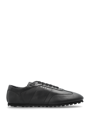 Sports shoes